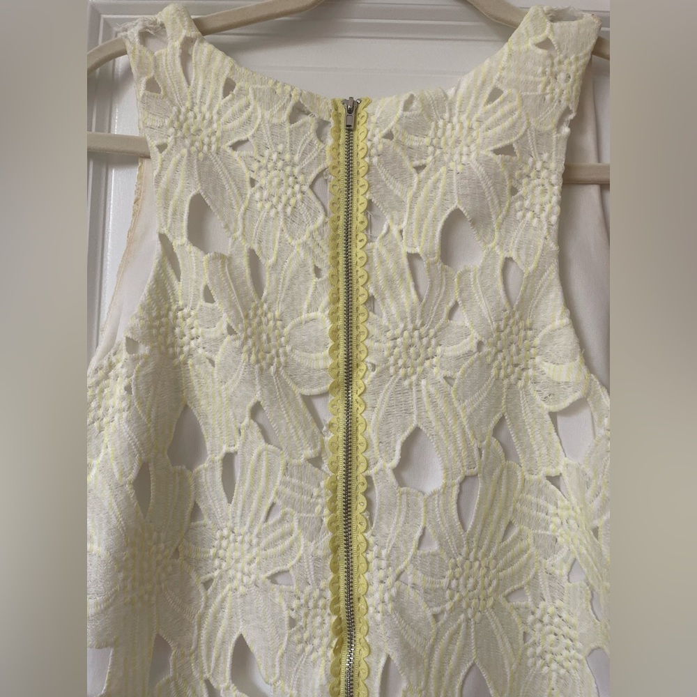 Yellow and white floral cut out dress! Soft for spring or summer ☀️